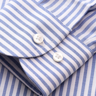 Colletto button down a righe blu