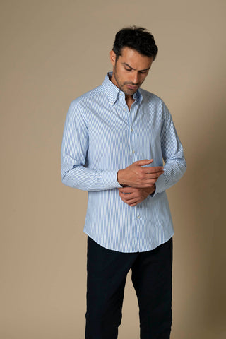 Colletto button down a righe blu