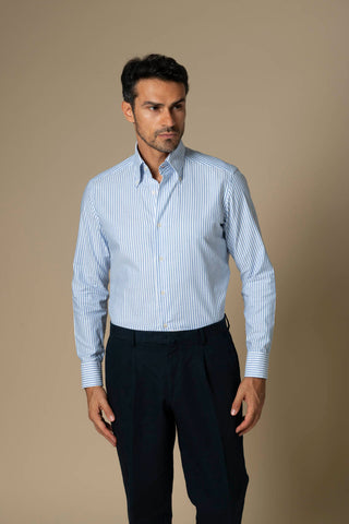 Colletto button down a righe blu