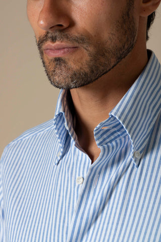 Colletto button down a righe blu