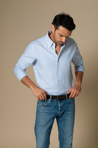 Colletto button down a righe blu