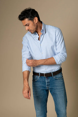 Colletto button down a righe blu